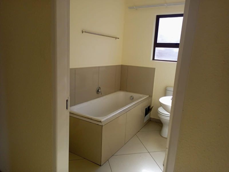 Townhouse For Sale in Chiawelo, Soweto - Photo 7