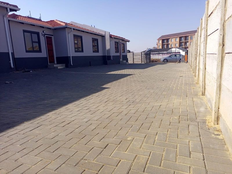 Townhouse For Sale in Chiawelo, Soweto - Photo 1