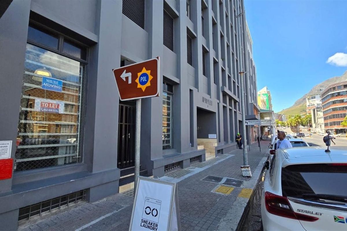 Retail Space To Rent in Gardens, Cape Town - Photo 2
