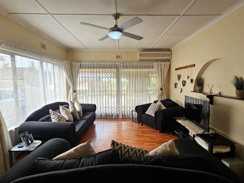 Pet-Friendly Townhouse in a Sought-After Location - Close to Everything You Need - Photo 2