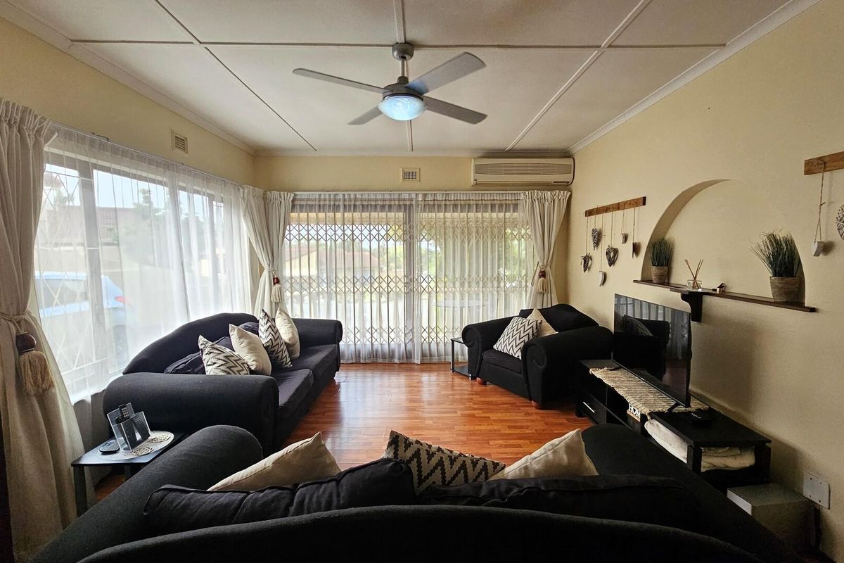 Pet-Friendly Townhouse in a Sought-After Location - Close to Everything You Need - Photo 2