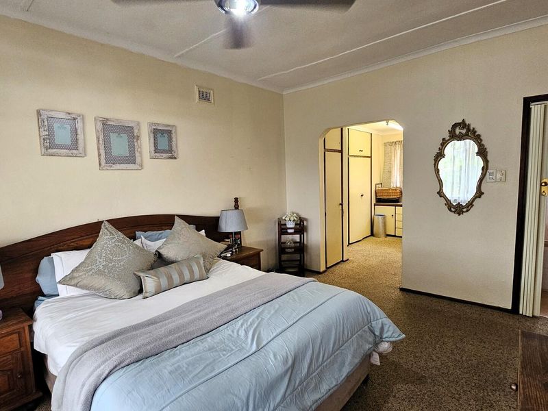 Pet-Friendly Townhouse in a Sought-After Location - Close to Everything You Need - Photo 10