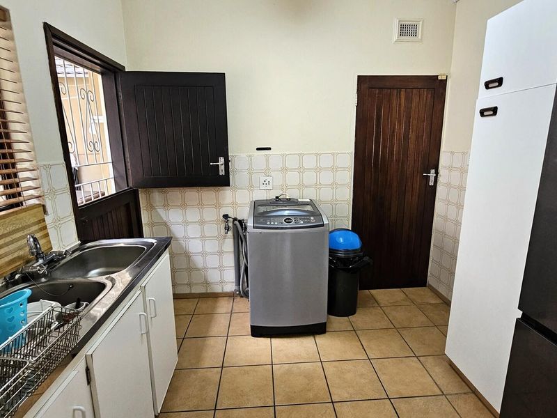 Pet-Friendly Townhouse in a Sought-After Location - Close to Everything You Need - Photo 9