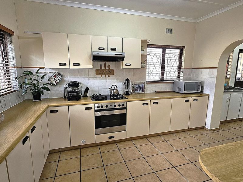 Pet-Friendly Townhouse in a Sought-After Location - Close to Everything You Need - Photo 8