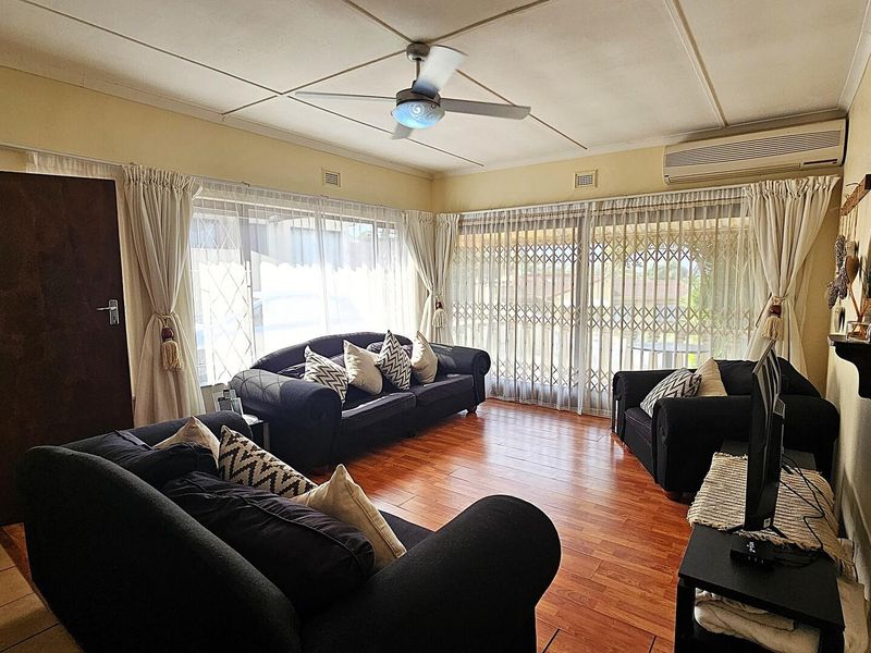 Pet-Friendly Townhouse in a Sought-After Location - Close to Everything You Need - Photo 3