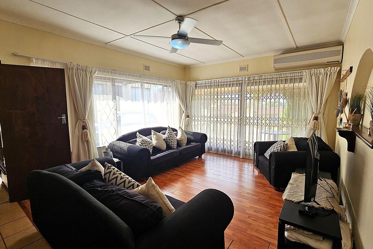 Pet-Friendly Townhouse in a Sought-After Location - Close to Everything You Need - Photo 3