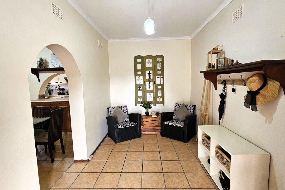 Pet-Friendly Townhouse in a Sought-After Location - Close to Everything You Need - Photo 5
