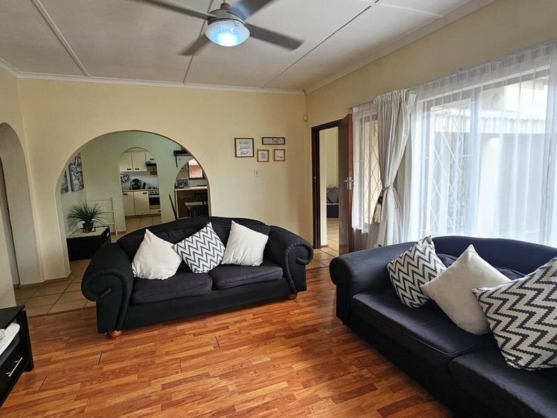 Pet-Friendly Townhouse in a Sought-After Location - Close to Everything You Need - Photo 4