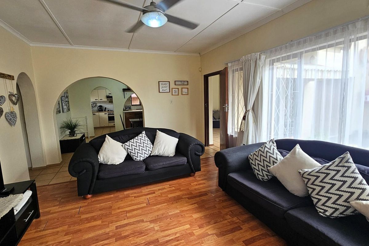 Pet-Friendly Townhouse in a Sought-After Location - Close to Everything You Need - Photo 4