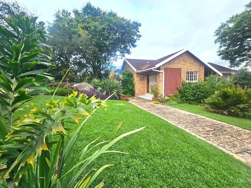 Charming, Well-Loved 3 bedroom home with Lush Established Garden in secure complex. - Photo 2
