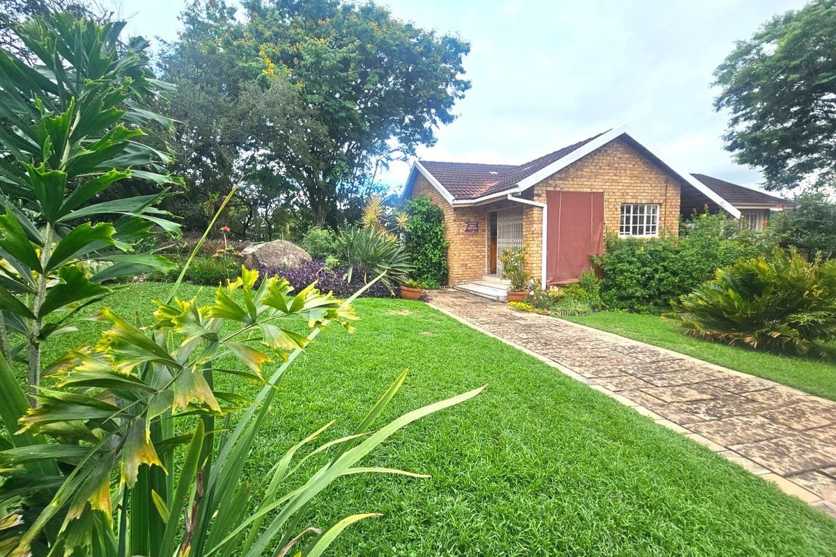 Charming, Well-Loved 3 bedroom home with Lush Established Garden in secure complex. - Photo 2