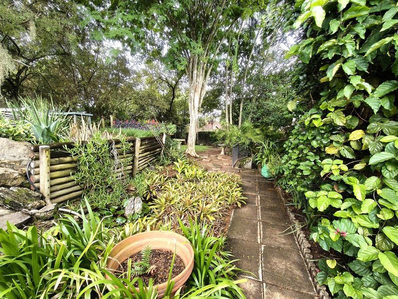 Charming, Well-Loved 3 bedroom home with Lush Established Garden in secure complex. - Photo 5