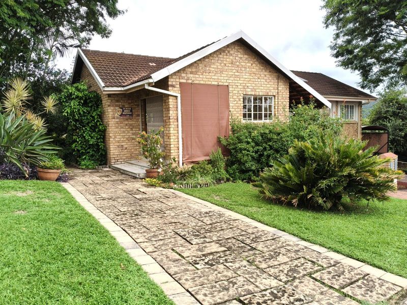 Charming, Well-Loved 3 bedroom home with Lush Established Garden in secure complex. - Photo 4