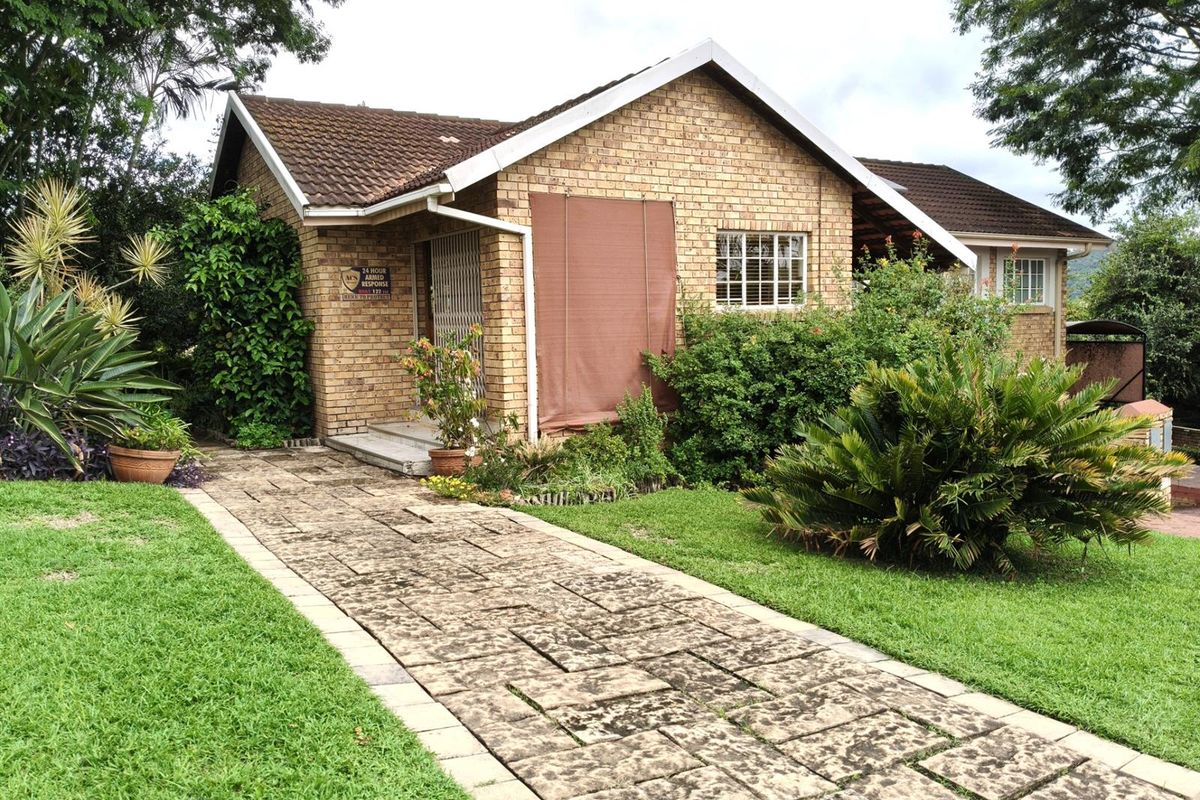 Charming, Well-Loved 3 bedroom home with Lush Established Garden in secure complex. - Photo 4