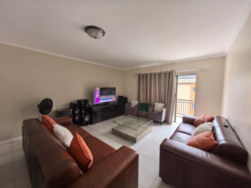 2 Bedroom Modern Elegance at The Palms: Your Secure Urban Sanctuary in Heuwelsig, Kimberley - Photo 2