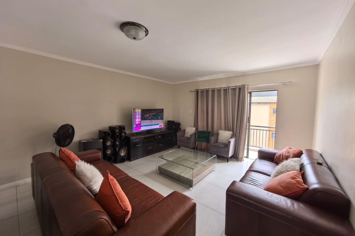 2 Bedroom Modern Elegance at The Palms: Your Secure Urban Sanctuary in Heuwelsig, Kimberley - Photo 2