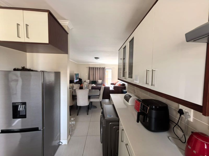 2 Bedroom Modern Elegance at The Palms: Your Secure Urban Sanctuary in Heuwelsig, Kimberley - Photo 8