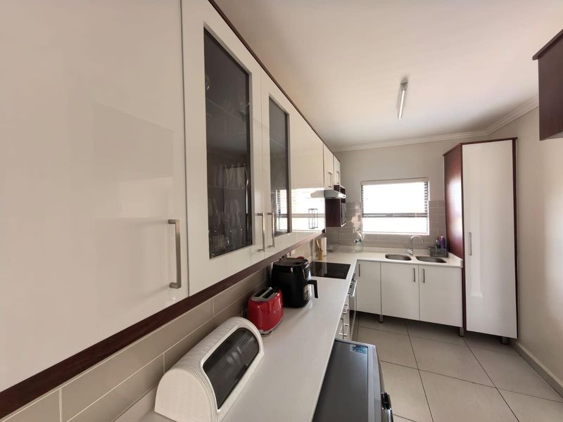 2 Bedroom Modern Elegance at The Palms: Your Secure Urban Sanctuary in Heuwelsig, Kimberley - Photo 7