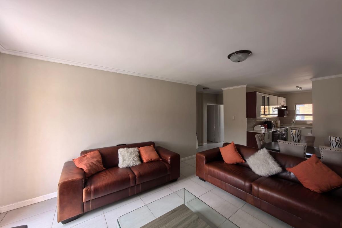 2 Bedroom Modern Elegance at The Palms: Your Secure Urban Sanctuary in Heuwelsig, Kimberley - Photo 4