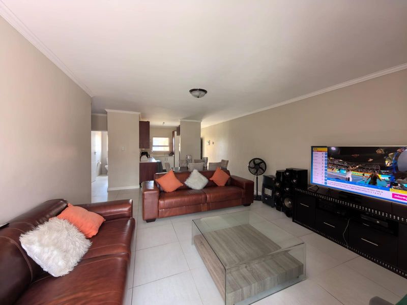 2 Bedroom Modern Elegance at The Palms: Your Secure Urban Sanctuary in Heuwelsig, Kimberley - Photo 3