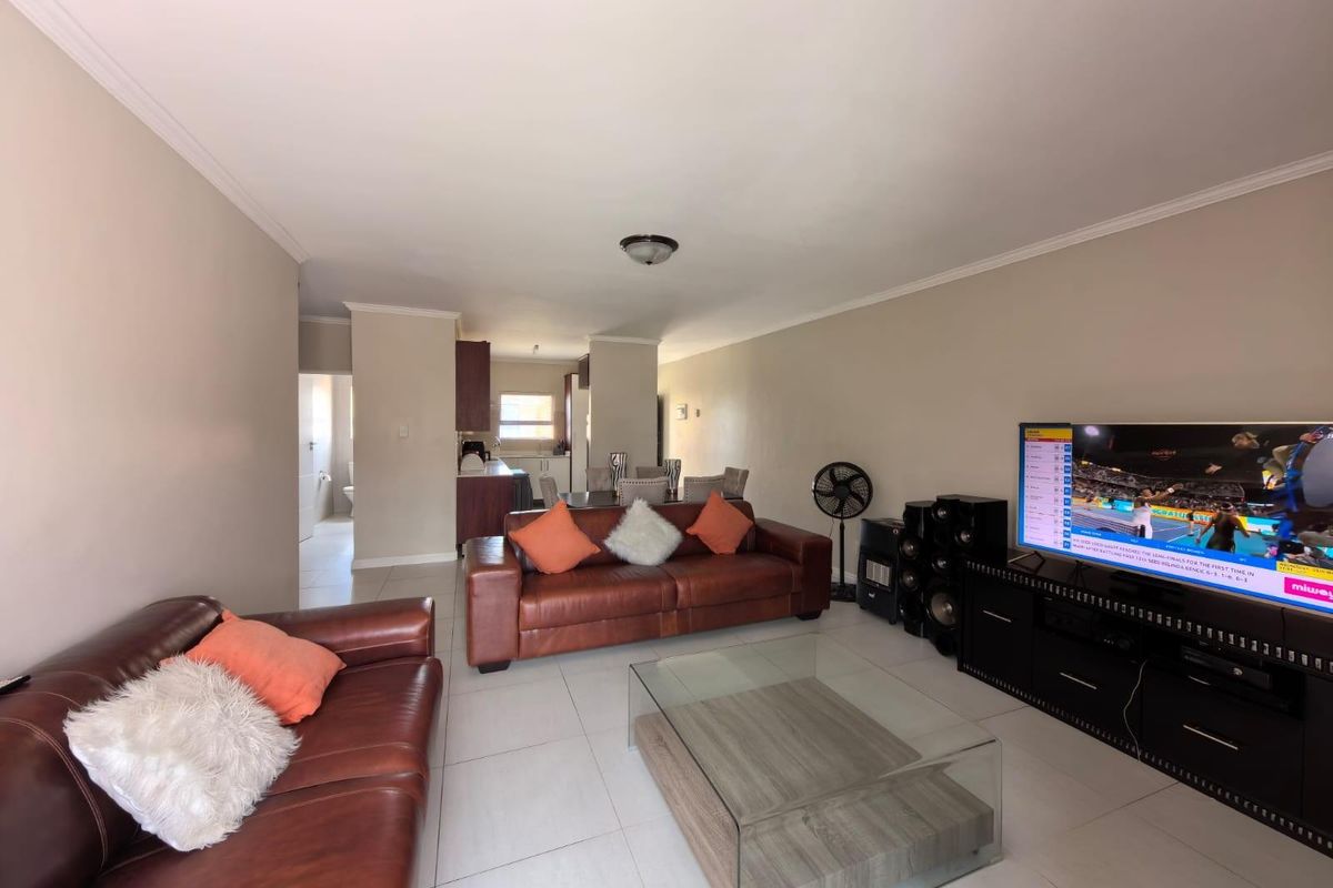 2 Bedroom Modern Elegance at The Palms: Your Secure Urban Sanctuary in Heuwelsig, Kimberley - Photo 3
