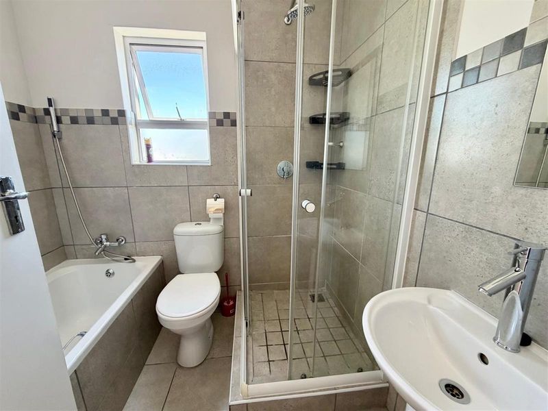 Stunning 2-Bedroom Duplex For Sale In Stratford Green - Photo 10