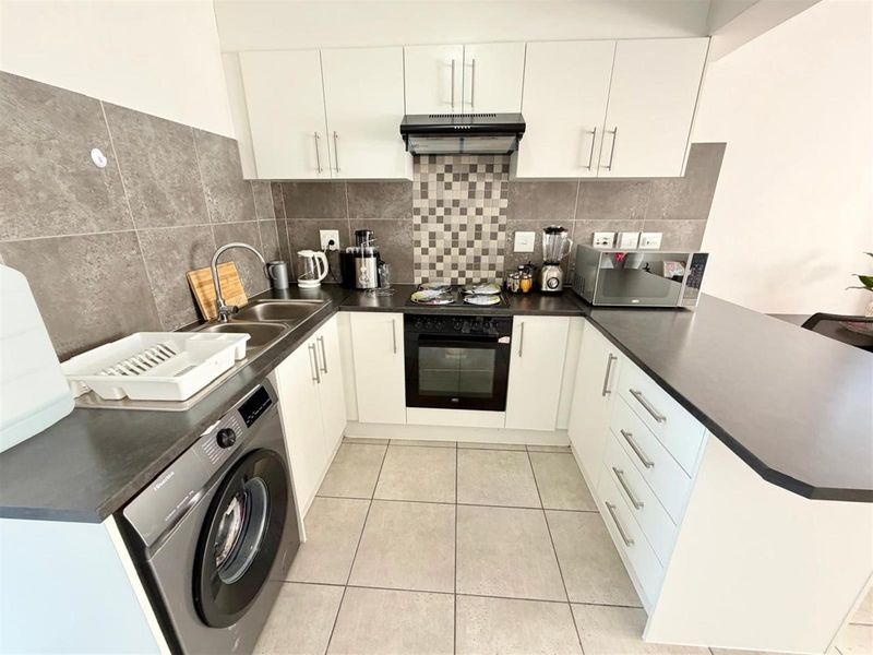 Stunning 2-Bedroom Duplex For Sale In Stratford Green - Photo 2