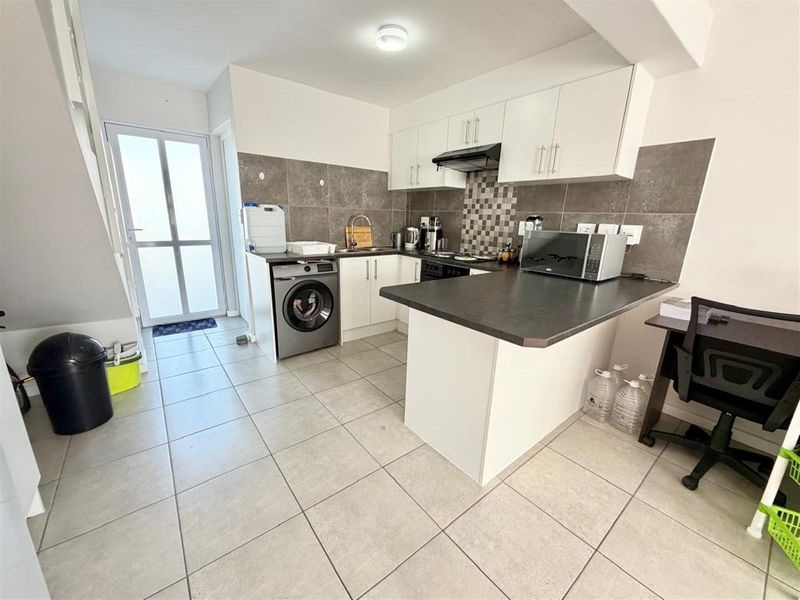 Stunning 2-Bedroom Duplex For Sale In Stratford Green - Photo 4