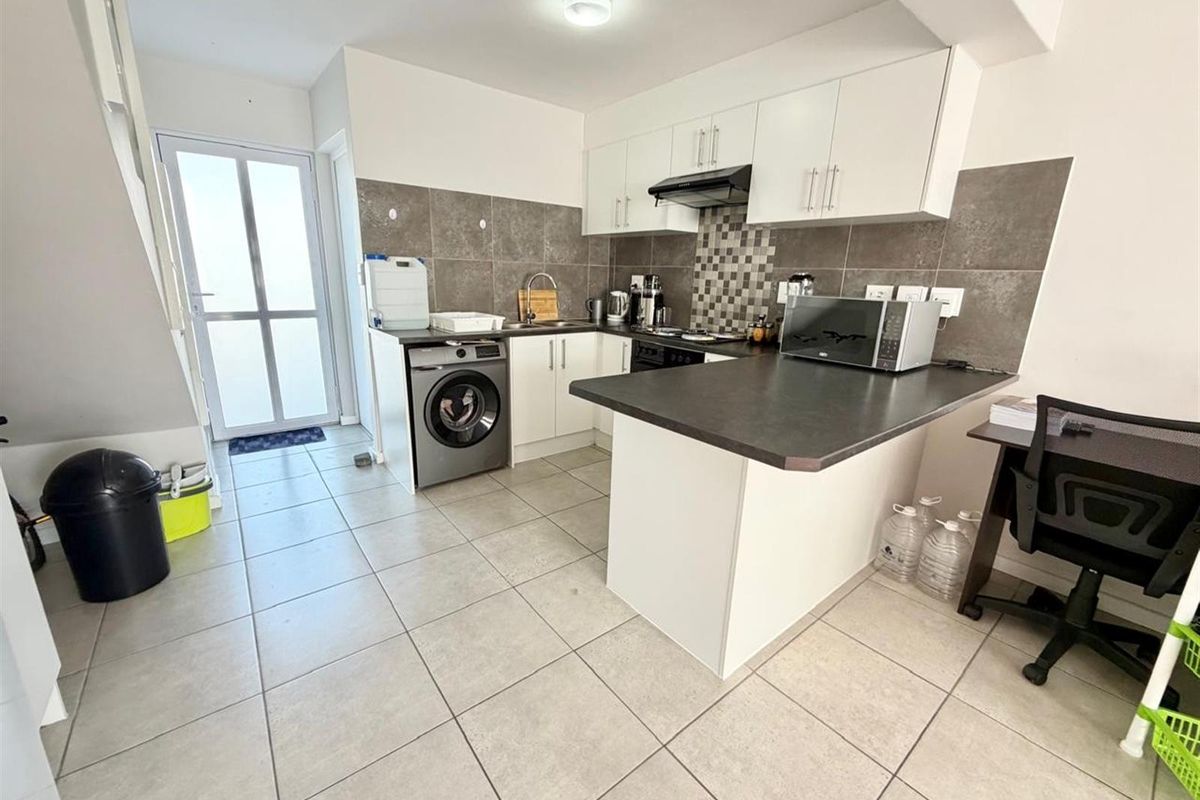 Stunning 2-Bedroom Duplex For Sale In Stratford Green - Photo 4