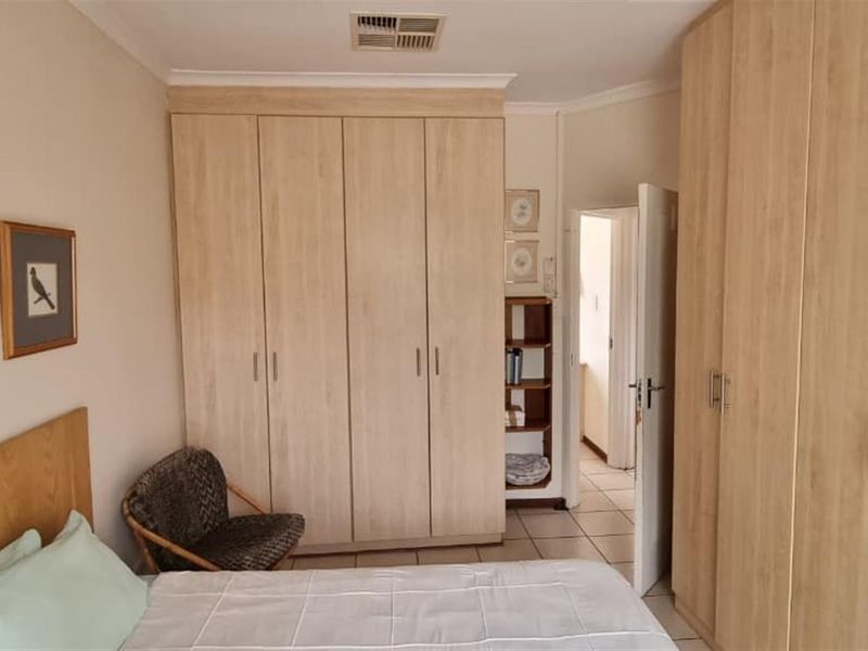 Charming, Off-the-Grid 2 Bedroom Townhouse in Secure  Retirement Village - Photo 4