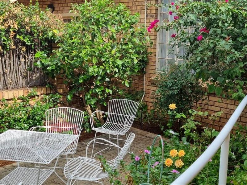 Charming, Off-the-Grid 2 Bedroom Townhouse in Secure  Retirement Village - Photo 2