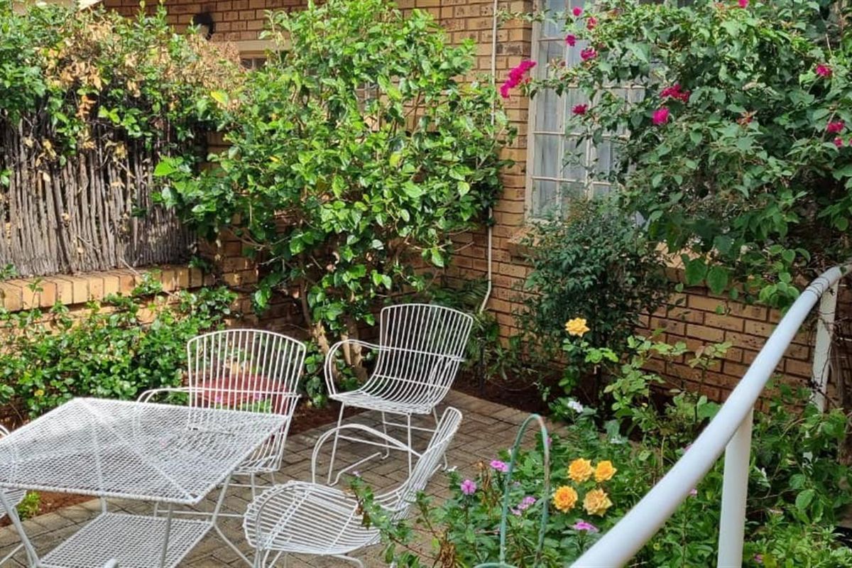 Charming, Off-the-Grid 2 Bedroom Townhouse in Secure  Retirement Village - Photo 2