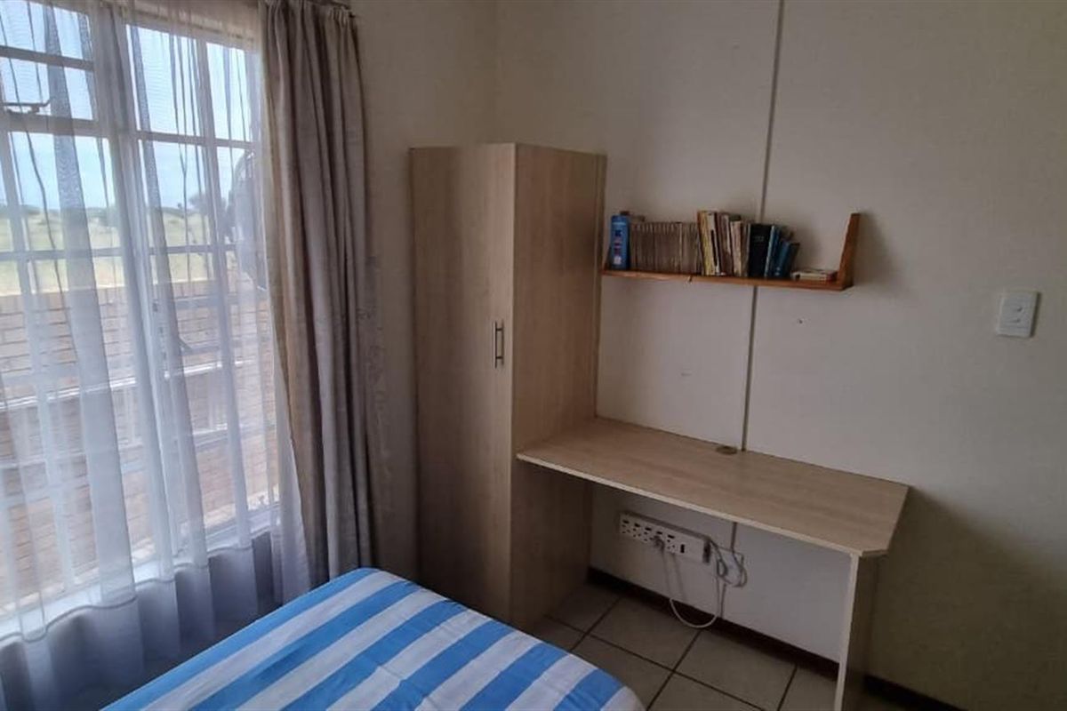 Charming, Off-the-Grid 2 Bedroom Townhouse in Secure  Retirement Village - Photo 5