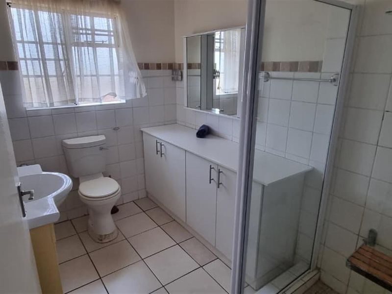 Charming, Off-the-Grid 2 Bedroom Townhouse in Secure  Retirement Village - Photo 7