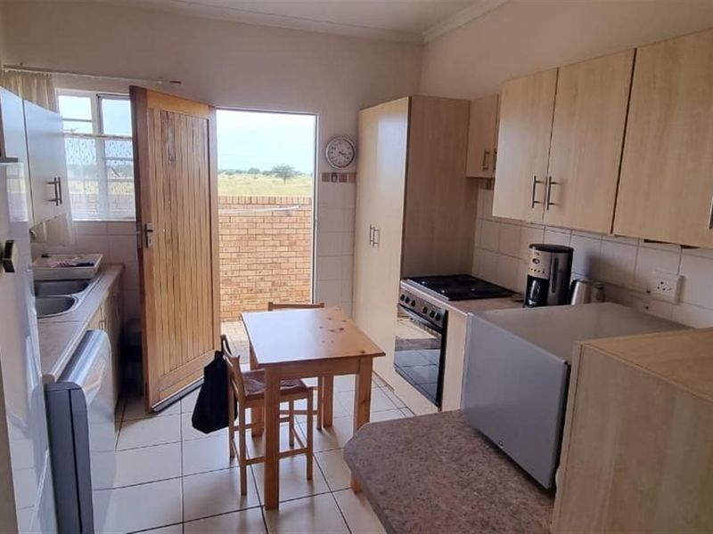 Charming, Off-the-Grid 2 Bedroom Townhouse in Secure  Retirement Village - Photo 6