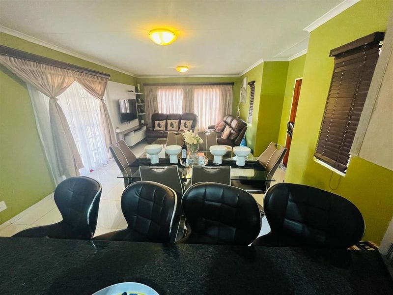 3 Bedroom House For Sale in Amandasig, Akasia - Photo 2