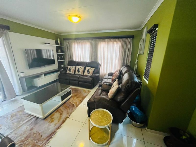 3 Bedroom House For Sale in Amandasig, Akasia - Photo 3