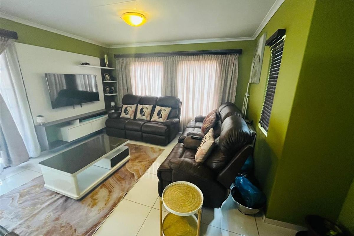 3 Bedroom House For Sale in Amandasig, Akasia - Photo 3