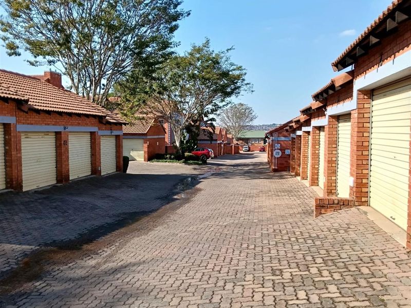 MODERN 2-BEDROOM TOWNHOUSE WITH DOUBLE GARAGE IN DIE HOEWES - Photo 10