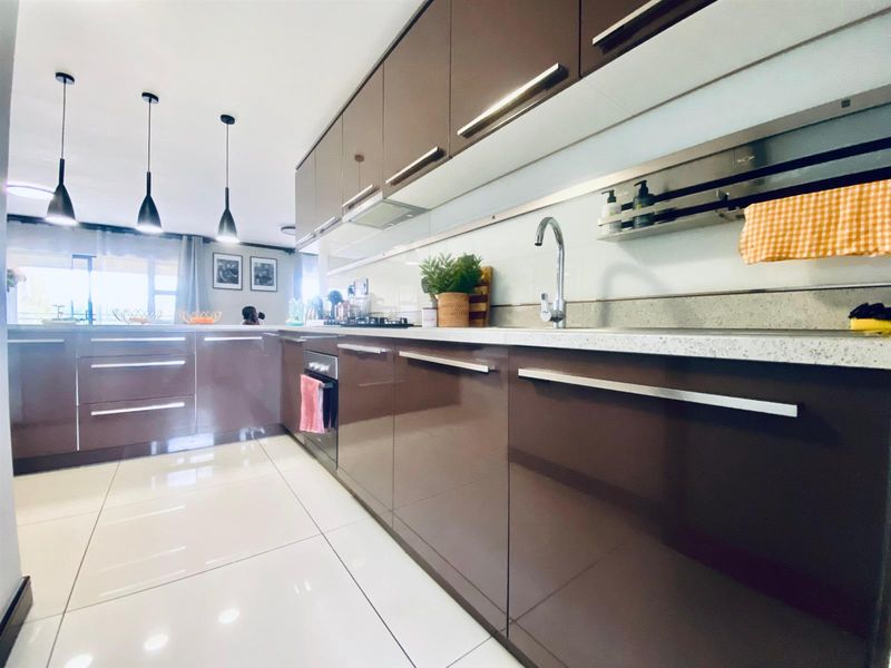 3Bedroom 2Bathrooms 2 Car parks  Apartment For Sale in Carlswald, Midrand - Photo 5