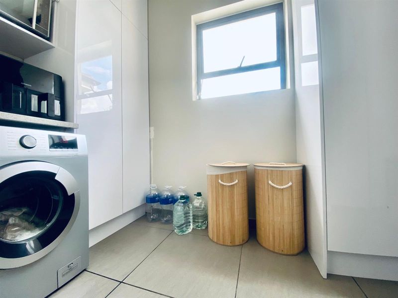 3Bedroom 2Bathrooms 2 Car parks  Apartment For Sale in Carlswald, Midrand - Photo 7