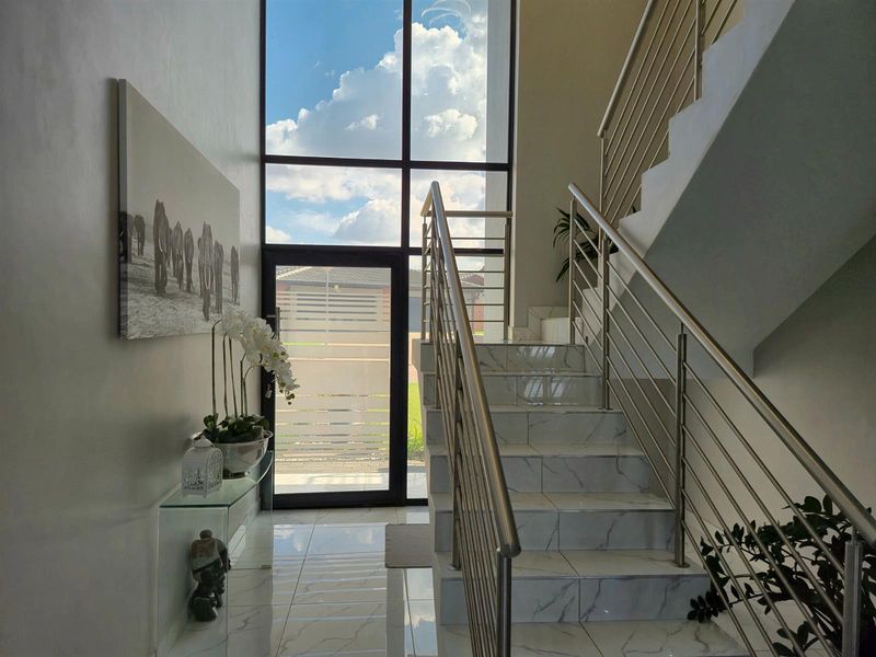 Luxury Living at Its Finest | Elegant Home to Rent in Six Fountains - Photo 2