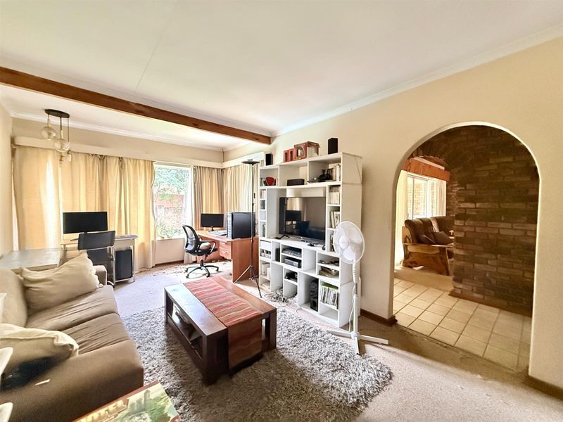 4 BEDROOM AND 3 BATHROOM HOUSE ON A BIG STAND IN WINGATE PARK, PRETORIA EAST - Photo 7