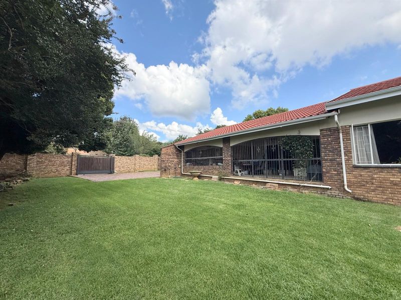 4 BEDROOM AND 3 BATHROOM HOUSE ON A BIG STAND IN WINGATE PARK, PRETORIA EAST - Photo 2