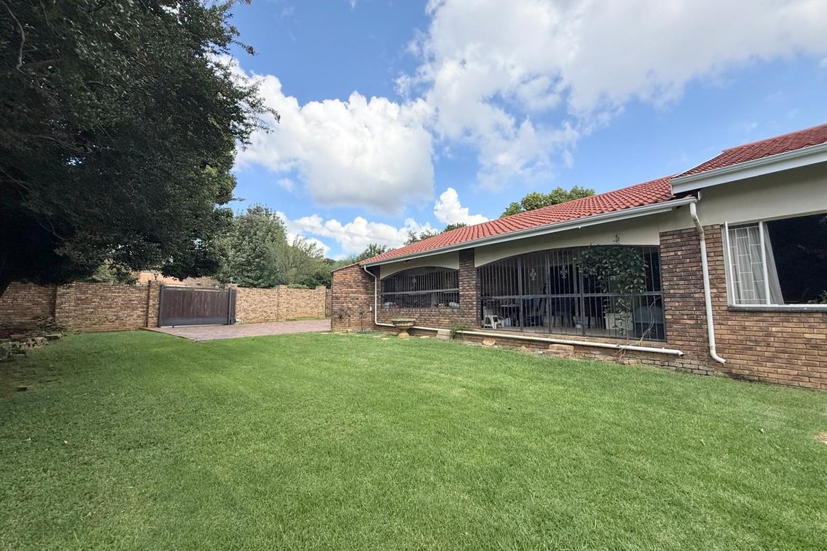 4 BEDROOM AND 3 BATHROOM HOUSE ON A BIG STAND IN WINGATE PARK, PRETORIA EAST - Photo 2