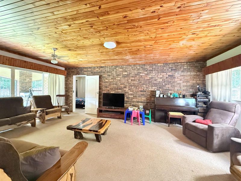 4 BEDROOM AND 3 BATHROOM HOUSE ON A BIG STAND IN WINGATE PARK, PRETORIA EAST - Photo 9