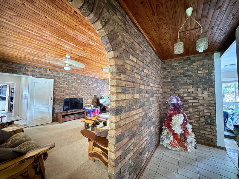 4 BEDROOM AND 3 BATHROOM HOUSE ON A BIG STAND IN WINGATE PARK, PRETORIA EAST - Photo 3