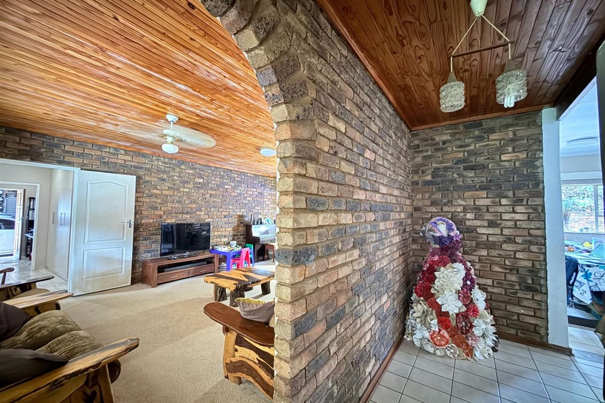 4 BEDROOM AND 3 BATHROOM HOUSE ON A BIG STAND IN WINGATE PARK, PRETORIA EAST - Photo 3