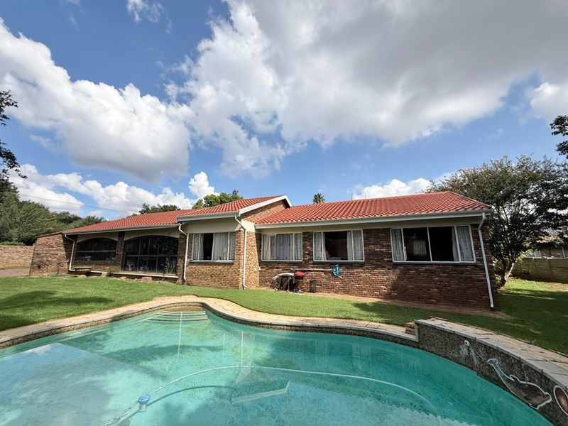 4 BEDROOM AND 3 BATHROOM HOUSE ON A BIG STAND IN WINGATE PARK, PRETORIA EAST - Photo 1