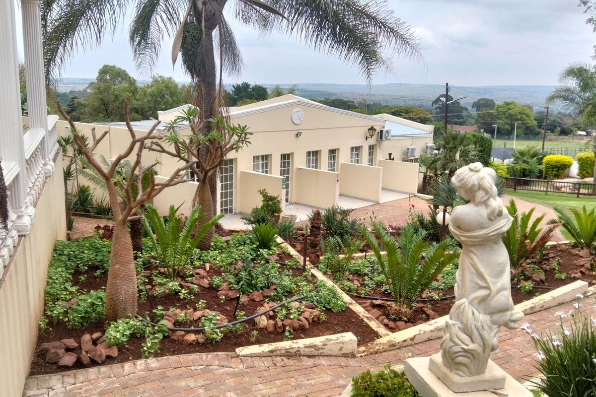 30-50 ppl GUESTHOUSE, Office Conference Centre, 2.6ha Land Agricultural 8Greenhouses 5Boreholes - Photo 4